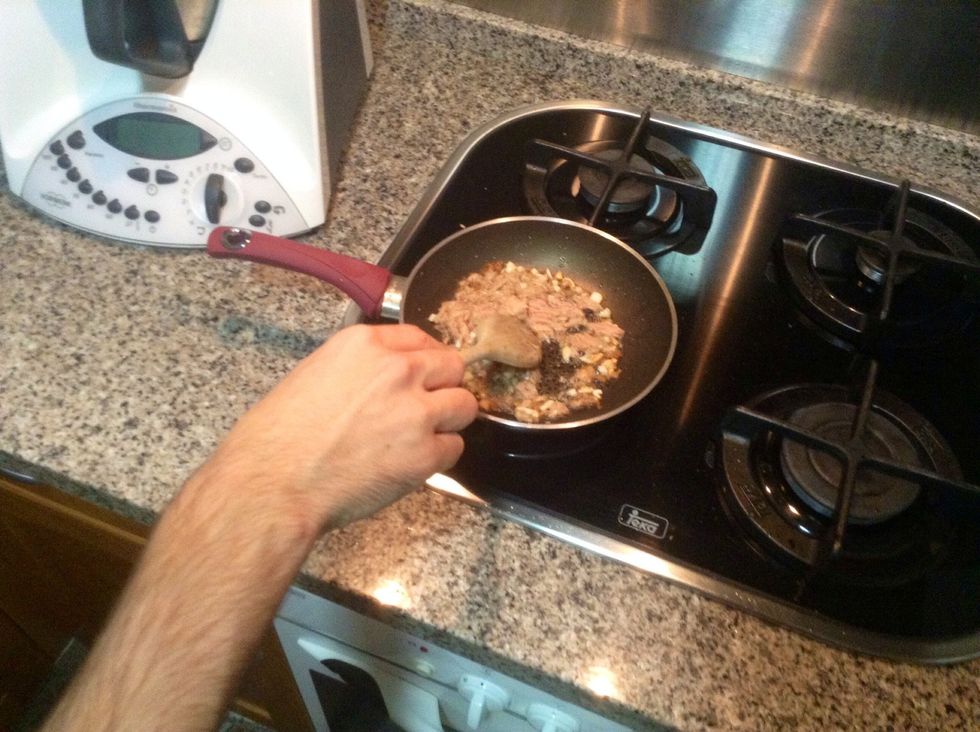 Fry the garlics and the tuna 1 min