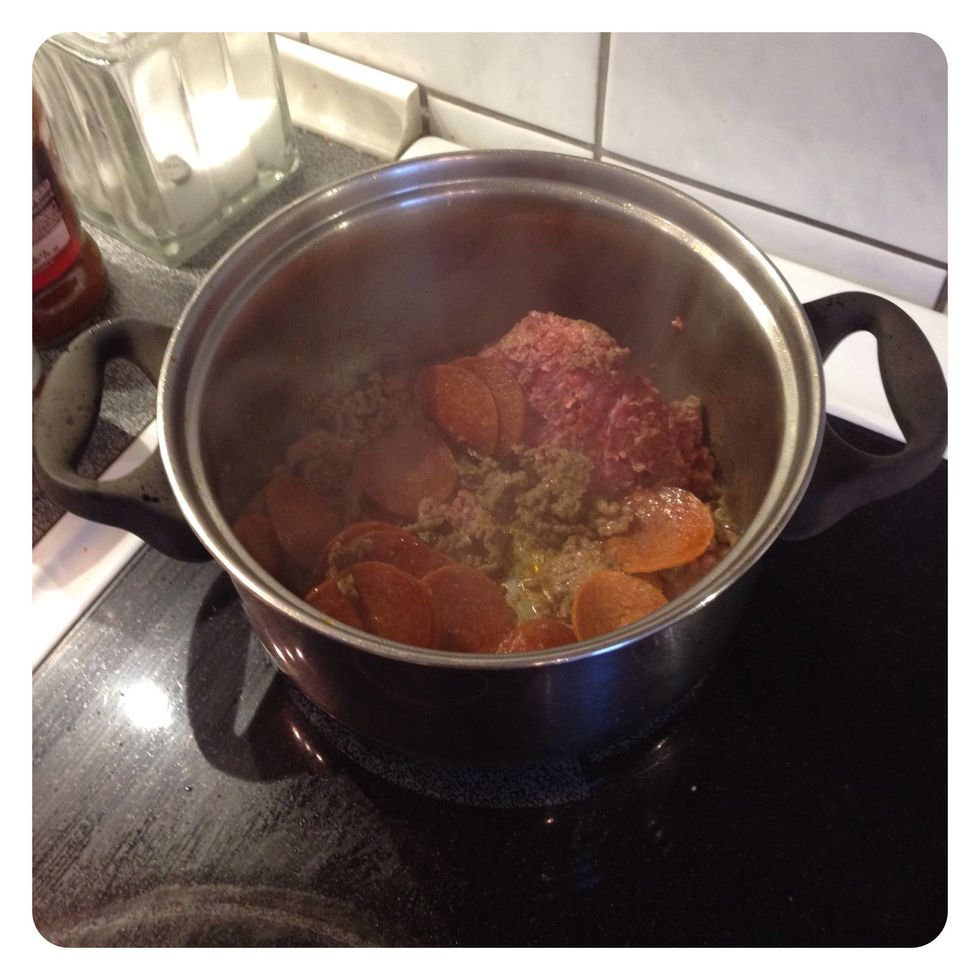 Fry the ground beef together with the pepperoni slices. If the fat from the pepperoni is not enough to fry in - you can add a little olive oil and butter