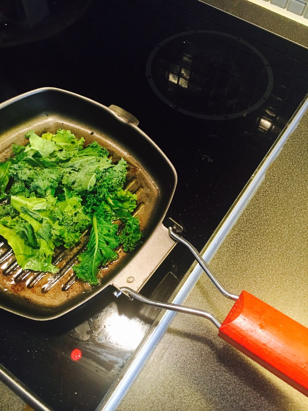 Fry the kale on high heat for 1 minute with oil in the griddle pan (until crispy and warm)