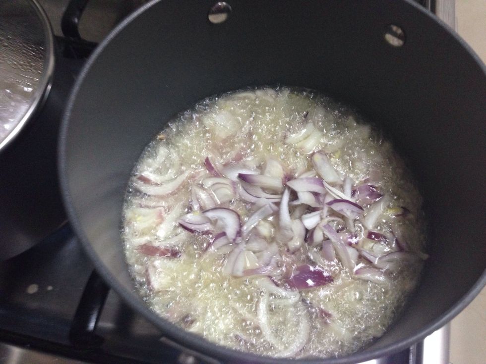 Fry the onion \u062b\u0645 \u0646\u0642\u0644\u064a \u0627\u0644\u0628\u0635\u0644 \u0641\u064a \u0632\u064a\u062a \u063a\u0632\u064a\u0631