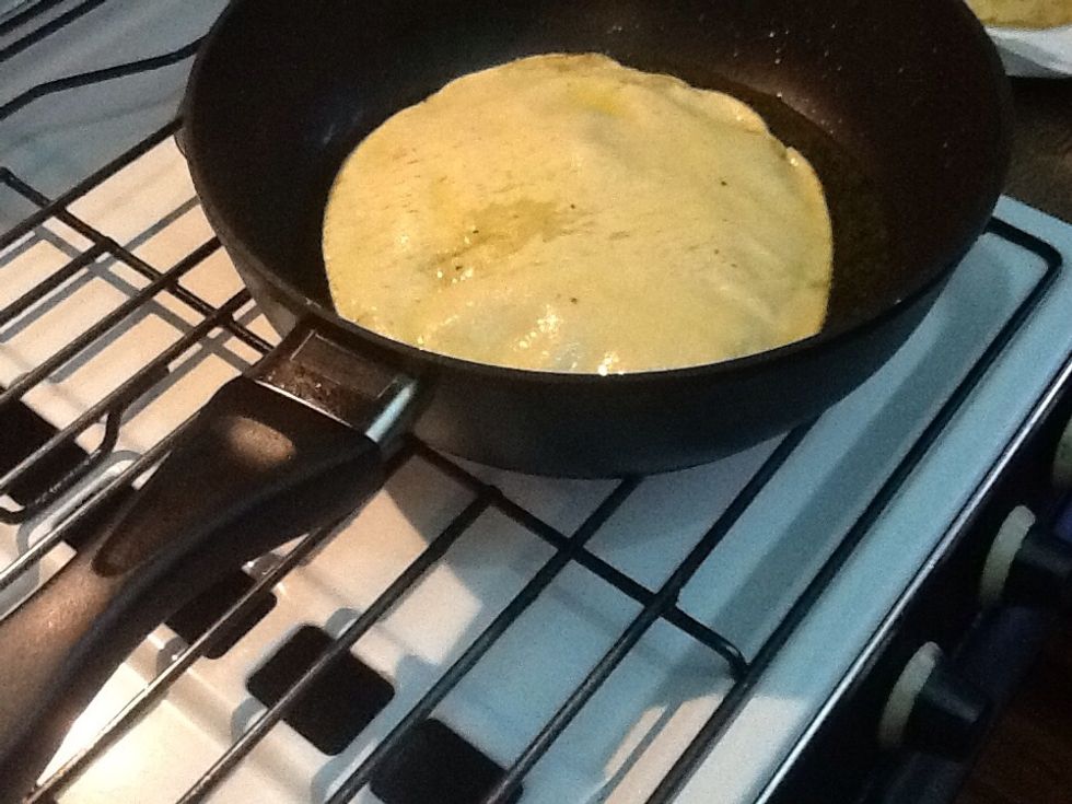 Fry the pita bread for 1-2 minutes each side in cooking oil, 2 tablespoons, then leave to dry on paper towel to absorb extra oil.