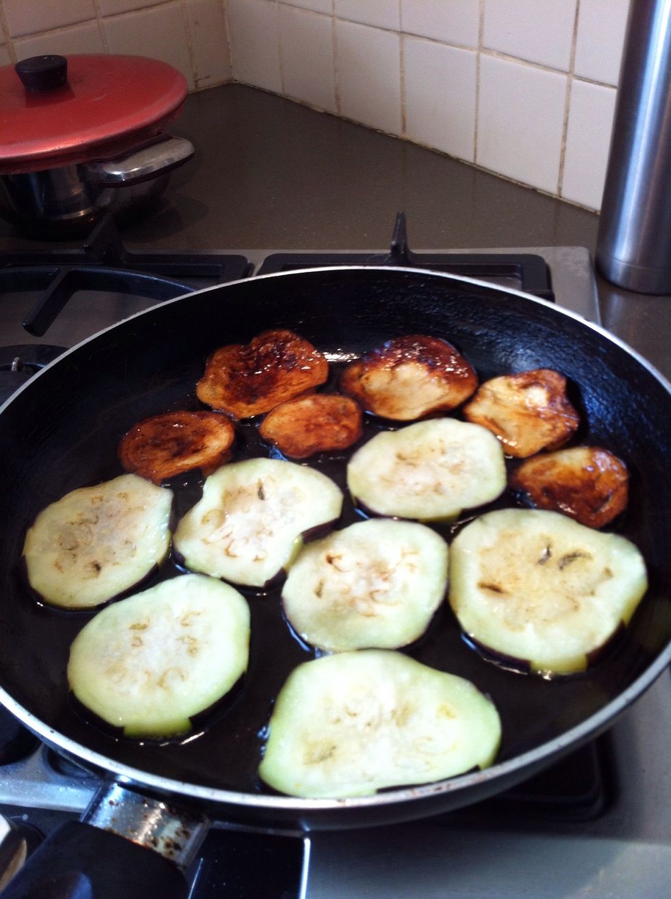 Fry the sliced squeezed eggplants