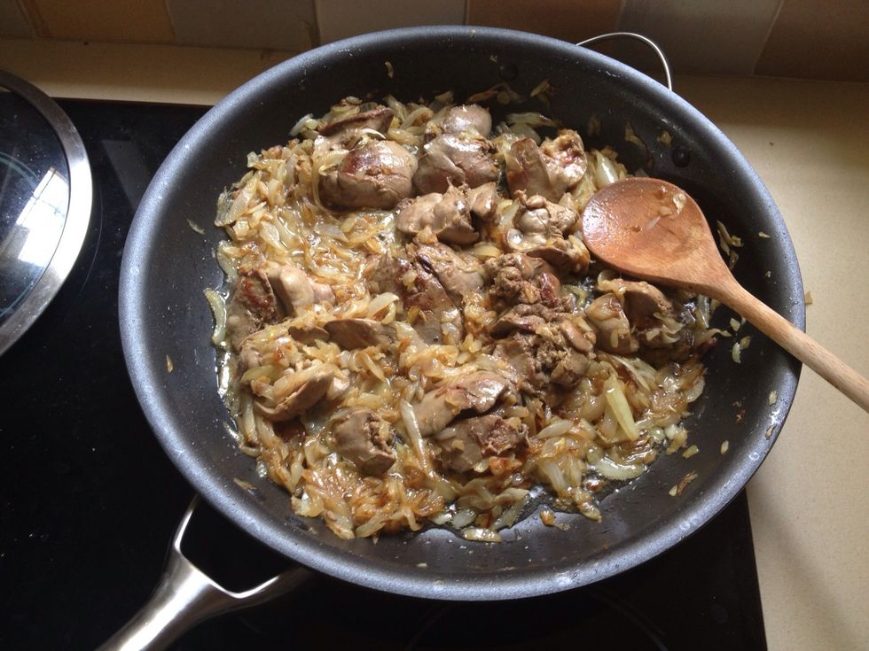 Fry until the liver completely cooked and the onions caramelized, as seen in the photo.