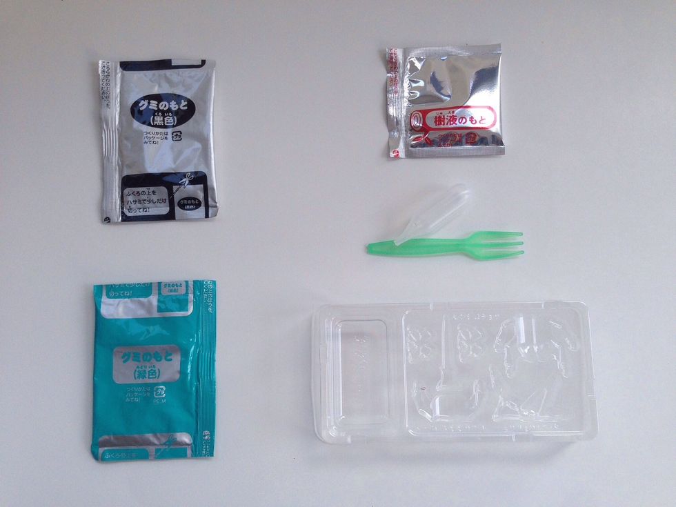 Full Contents: BLACK Pack Grape Powder Flavor--BLUE Pack Melon Powder Flavor-- SILVER RED Pack Gummy Activator Powder--Mixing Fork,Squeeze Dropper, Insect Mold Tray