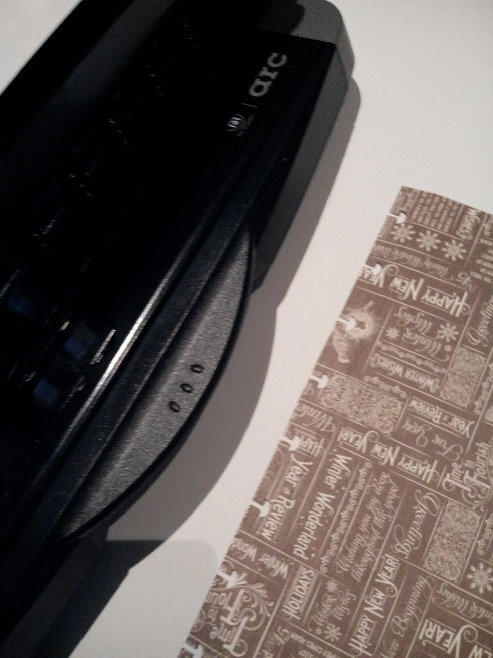 Fure as 12 folhas decorativas alinhando-as no furador Arc da Staples.