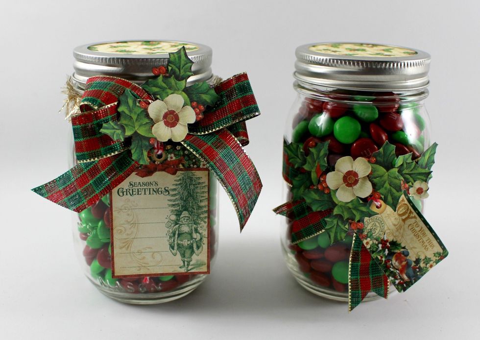 Fussy cut flowers and leaves from St. Nicholas Bells and Bows sheet of paper decorate with Tags from the same collection and you have a beautiful and super fast last minute gift.. I hope you like it!