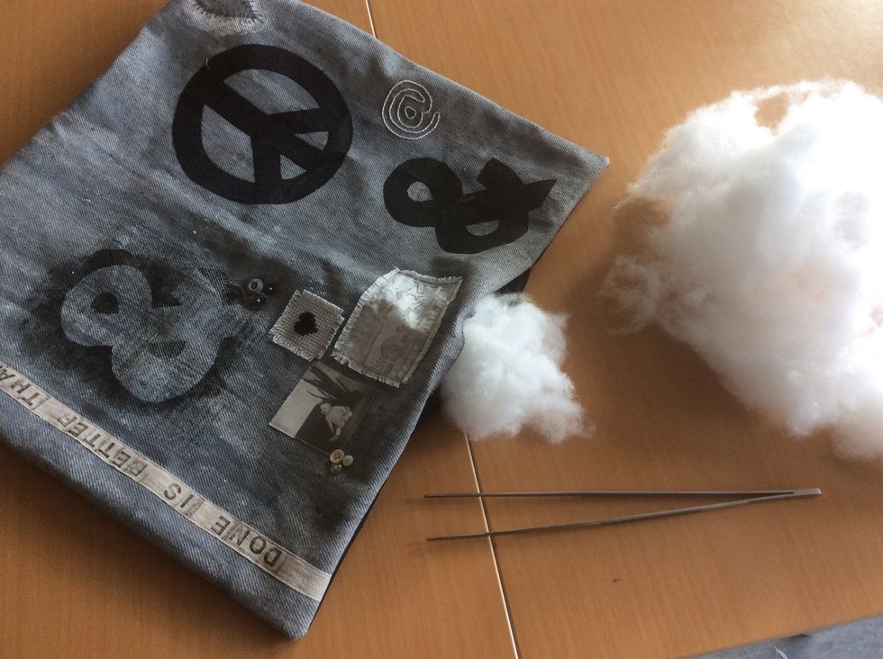 Fyll din kudde med vadd. B\u00f6rja alltid med h\u00f6rnen.