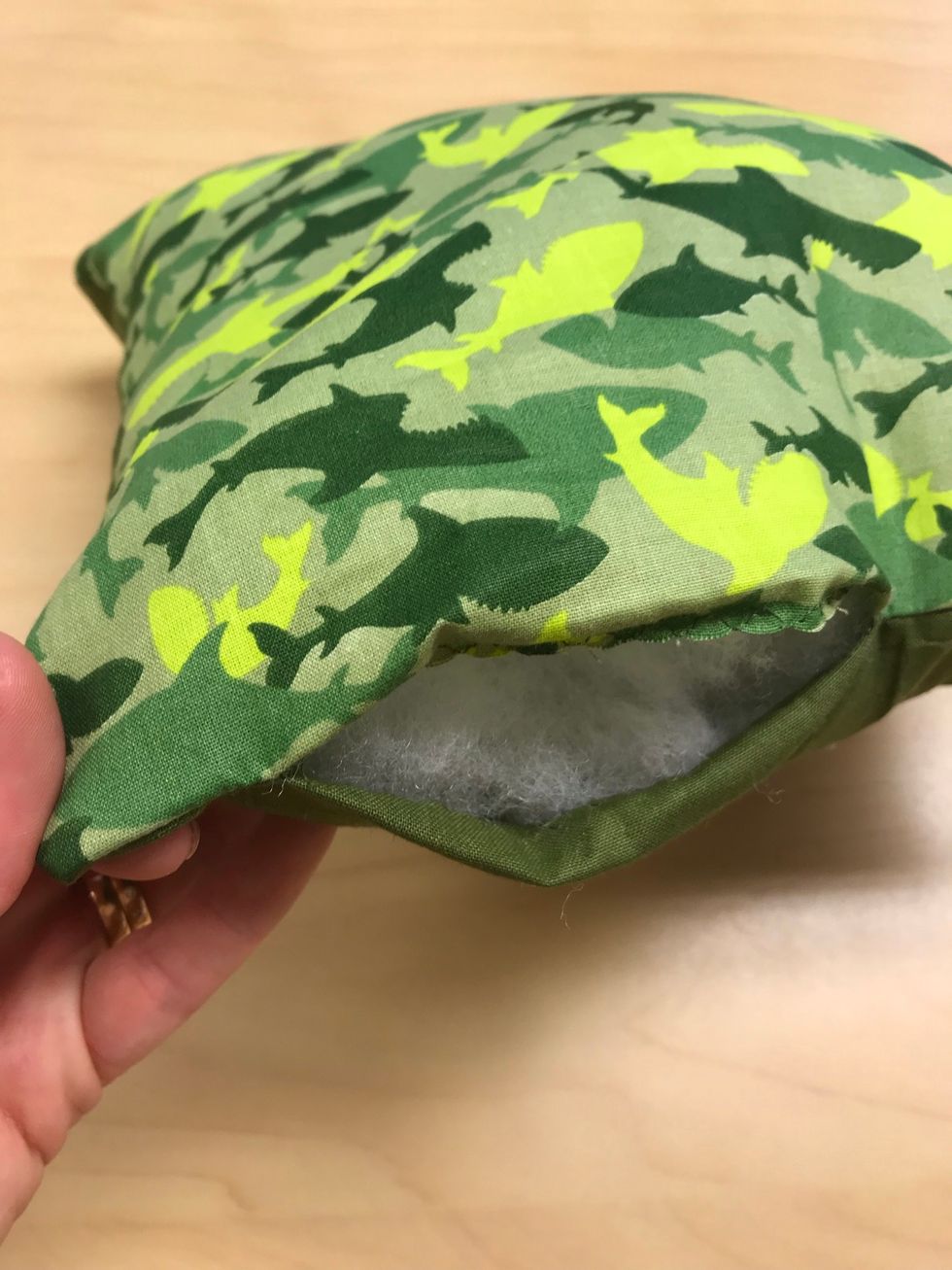 Fyll p\u00e5 din kudde med lagom mycket vadd.