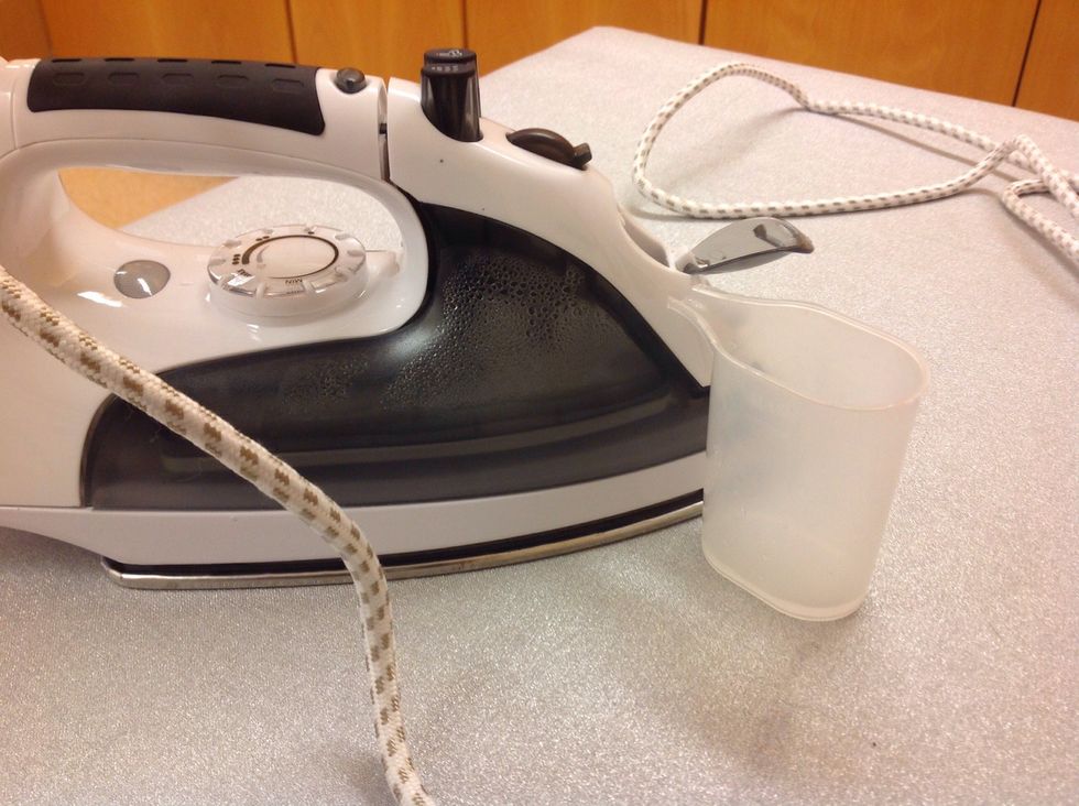 Fyll p\u00e5 vatten i strykj\u00e4rnet. Ta inte f\u00f6r mycket. Se till att kontakten inte sitter i v\u00e4ggen d\u00e5 du fyller p\u00e5 vatten.