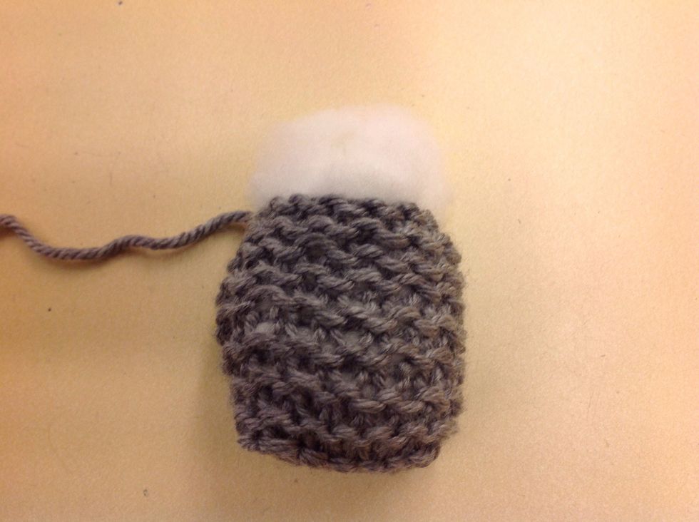 Fyll ugglan med vadd.