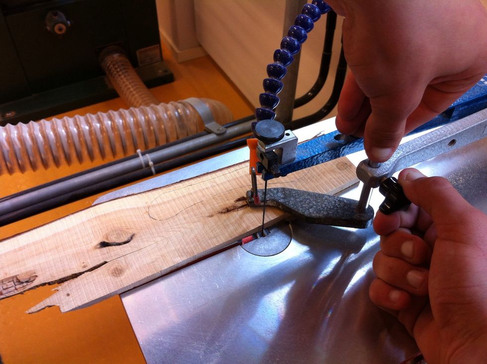 G\u00e5 bort till den elektriska figurs\u00e5gen och st\u00e4ll in passarfoten i r\u00e4tt h\u00f6jd s\u00e5 att din enebr\u00e4da precis glider under den. Detta g\u00f6r du f\u00f6r att undvika att din br\u00e4da hoppar n\u00e4r du s\u00e5gar den.