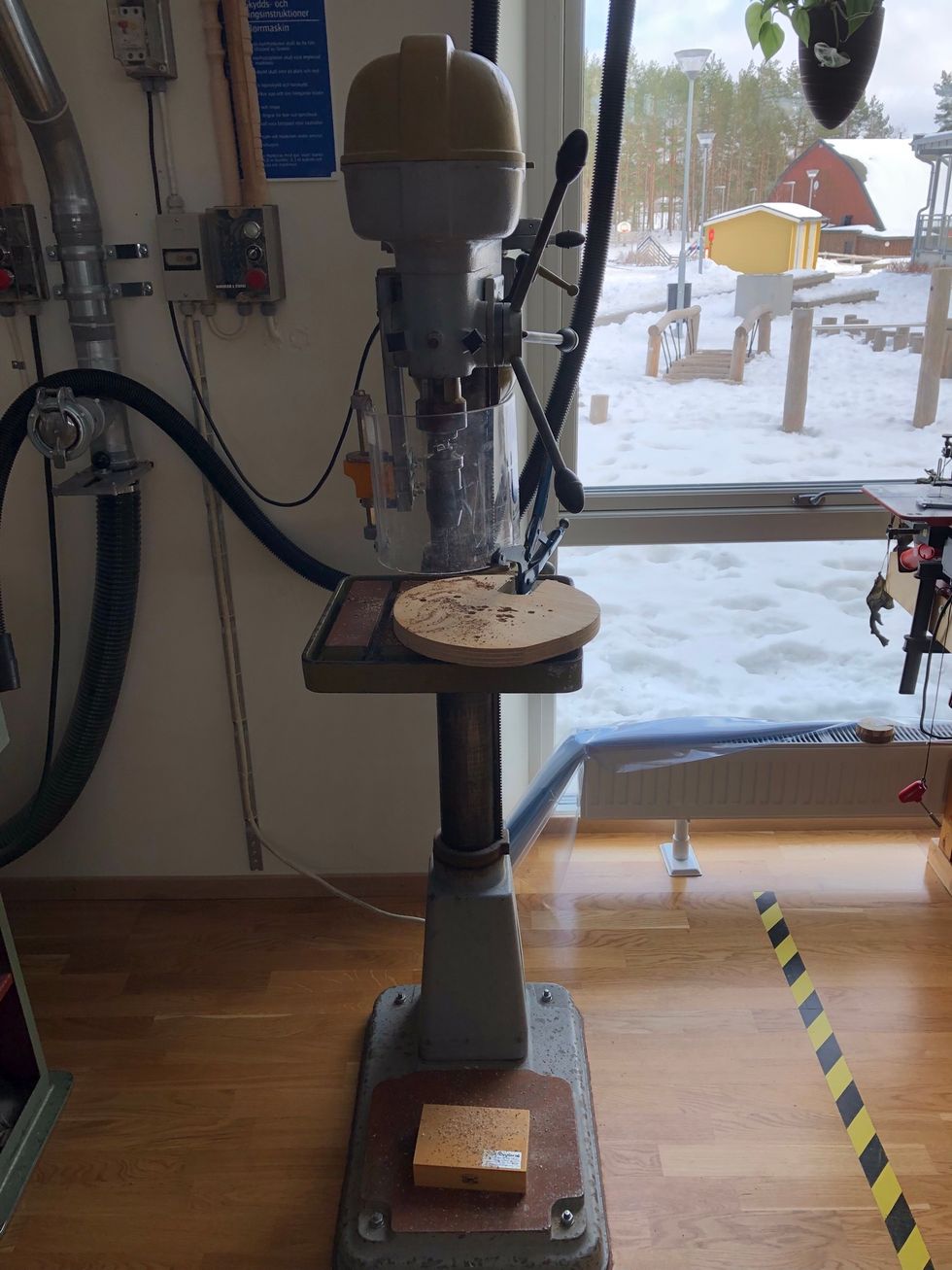 G\u00e5 till pelarborrmaskinen. Om maskinen \u00e4r upptagen skriv upp dig p\u00e5 en turlista och kolla vidare i instruktionen om du kan g\u00f6ra n\u00e5got annat s\u00e5 l\u00e4nge.