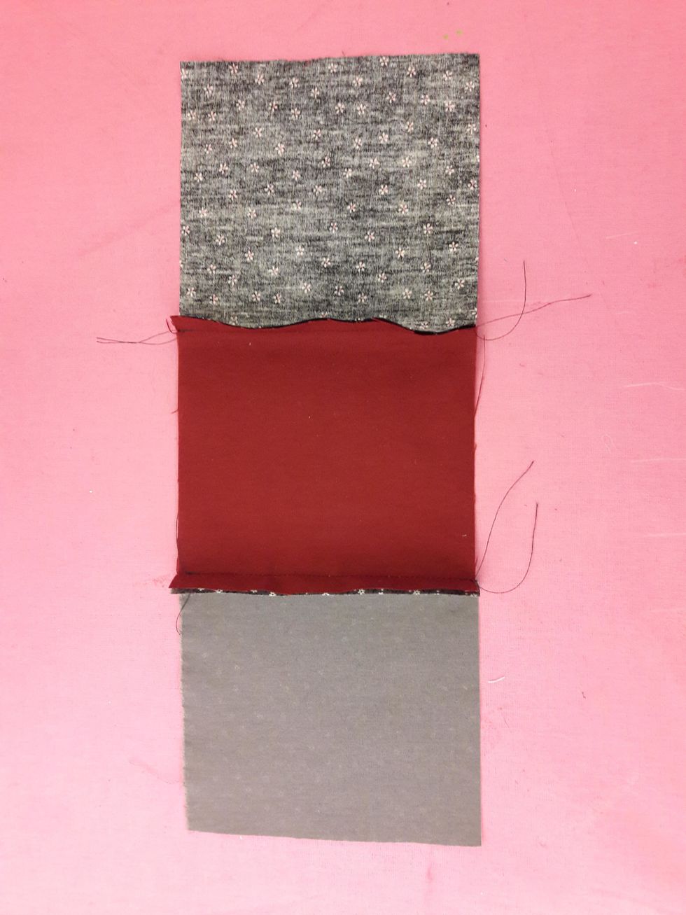 G\u00e5 till strykbordet. L\u00e4gg tygerna med avigsidan upp. Avigan \u00e4r baksidan p\u00e5 tyget som inte har n\u00e5got tryck.