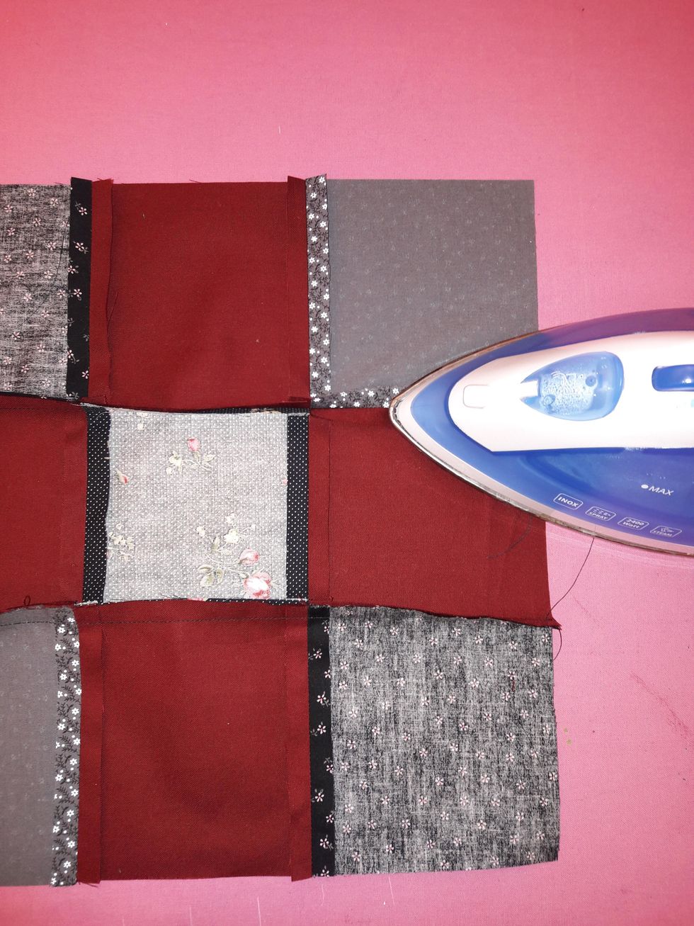 G\u00e5 till strykbr\u00e4dan och l\u00e4gg ditt arbete med avigsidan (baksidan) upp. Dela s\u00f6msm\u00e5nen med fingrarna och pressa is\u00e4r med strykj\u00e4rnet. Var f\u00f6rsiktig s\u00e5 att du inte pressar bort de gamla s\u00f6msm\u00e5nerna.