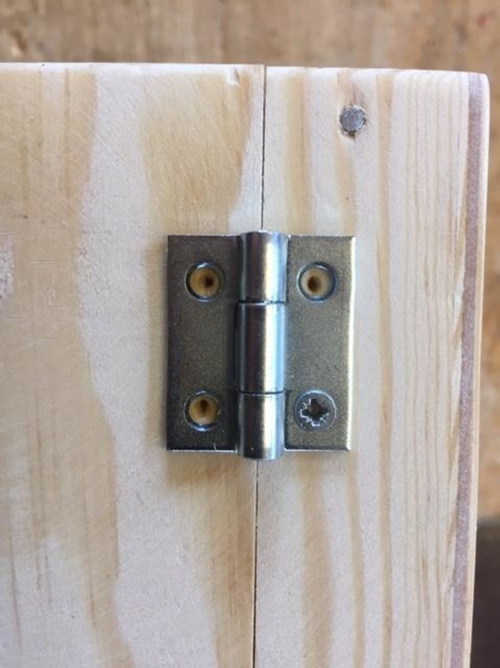 G\u00f6r de andra h\u00e5len med en syl. Var noggrann att de blir exakt centrerade i mitten av g\u00e5ngj\u00e4rnens h\u00e5l. Skruva med skruv 2,5x10 PZ1.