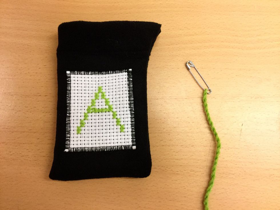 G\u00f6r en garnsnodd och tr\u00e4 i. Tr\u00e4 den 2 varv. Anv\u00e4nd en s\u00e4kerhetsn\u00e5l.