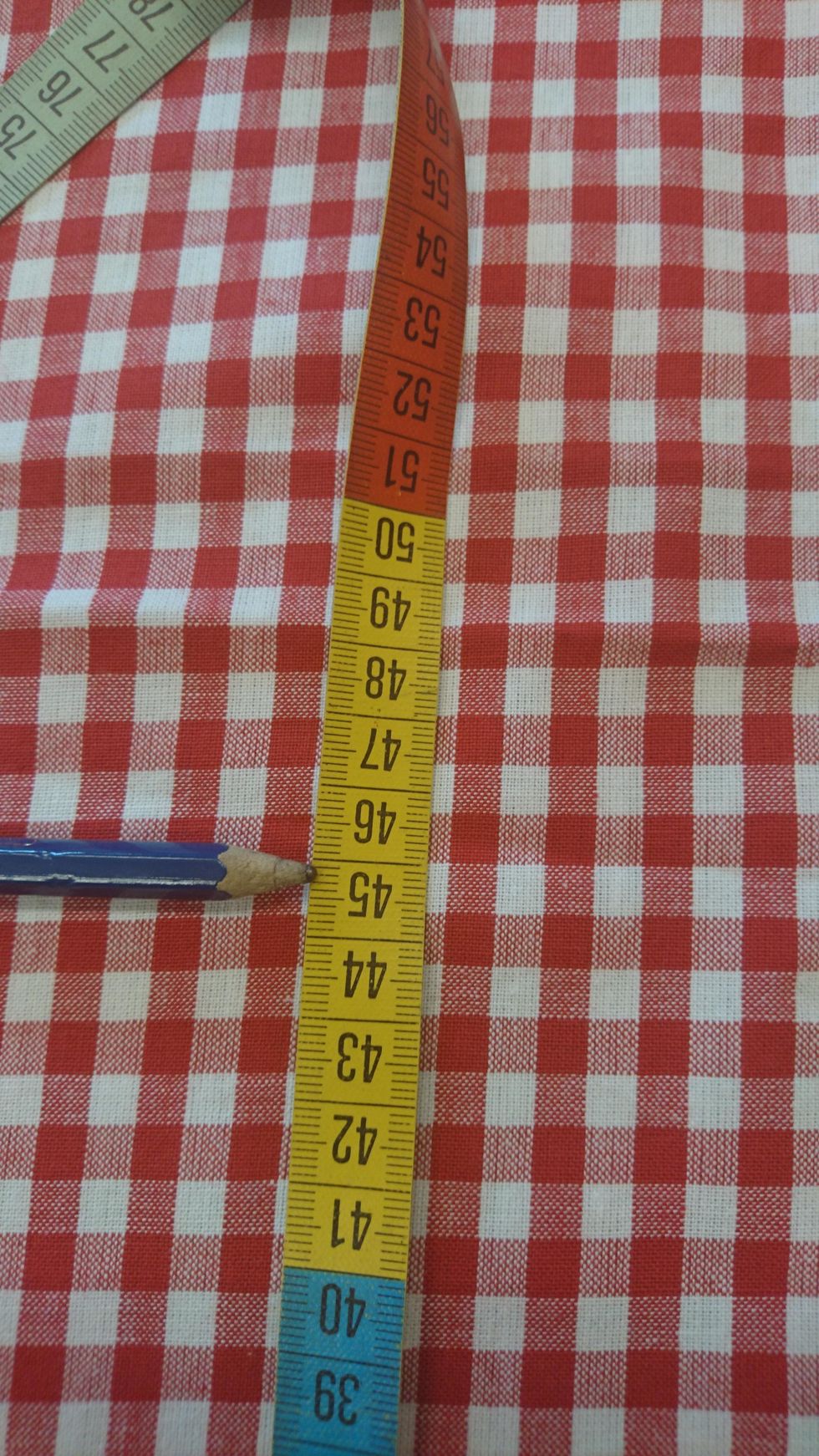 g\u00f6r en markering p\u00e5 tyget 45 cm in fr\u00e5n kanten.