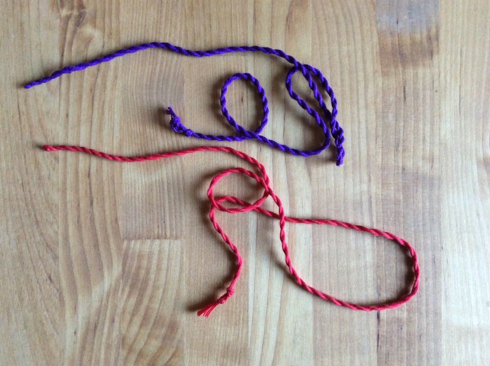 G\u00f6r en snodd av vardera tr\u00e5den.