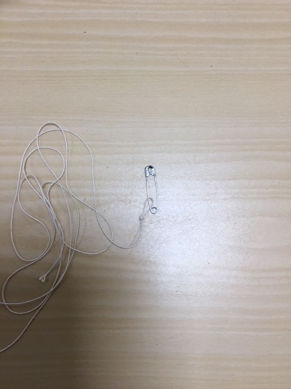 G\u00f6r en \u00f6gla i ena \u00e4ndan och k\u00f6r s\u00e4kerhetsn\u00e5len rakt igenom den \u00f6ppna kanten.