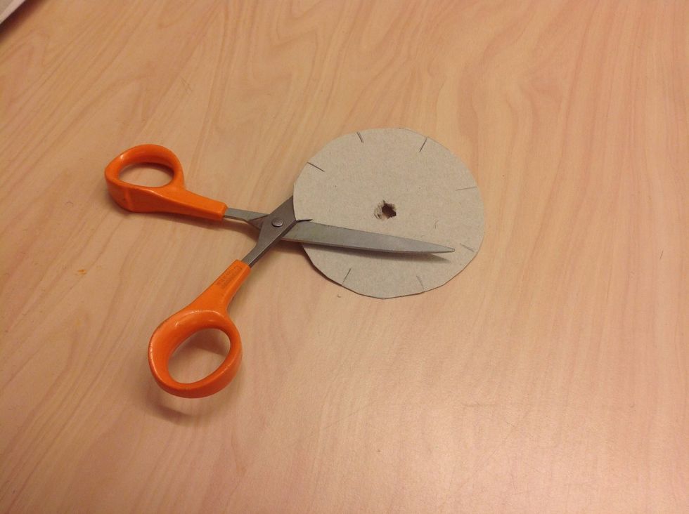 G\u00f6r ett h\u00e5l i mitten och klipp 8 jack in fr\u00e5n kanten.