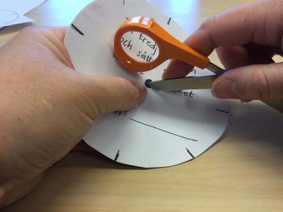 G\u00f6r f\u00f6rsiktigt h\u00e5l i mitten med hj\u00e4lp av saxen.