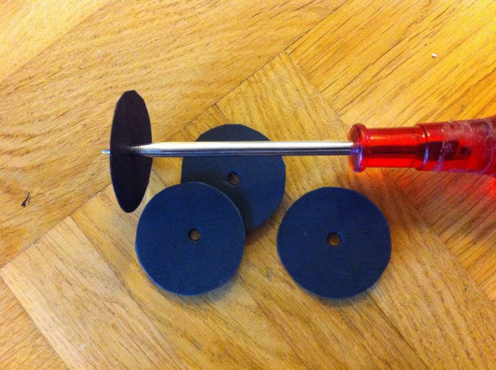 G\u00f6r h\u00e5l i hjulen med hj\u00e4lp av n\u00e5got spetsigt. En skruvmejsel eller en syl fungerar bra. Det \u00e4r viktigt att h\u00e5len blir n\u00e5got mindre \u00e4n hjulaxelns grovlek, d\u00e5 beh\u00f6ver du inte anv\u00e4nda lim.