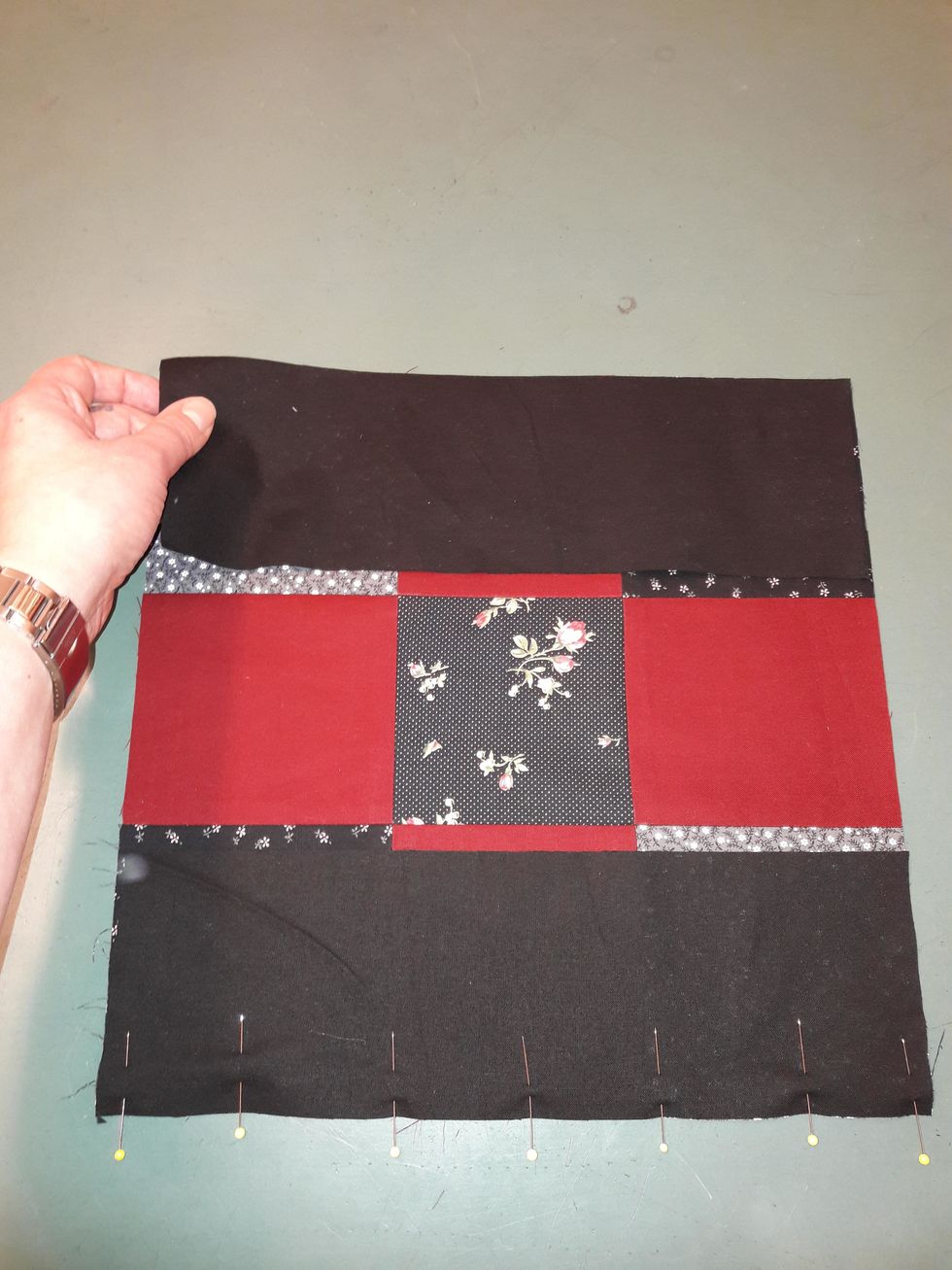 G\u00f6r likadant med remsan mittemot.