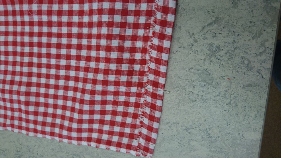 G\u00f6r likadant p\u00e5 andra l\u00e5ngsidan. STRYK l\u00e4gg tyget med n\u00e5larna ned\u00e5t mot strykbordet.