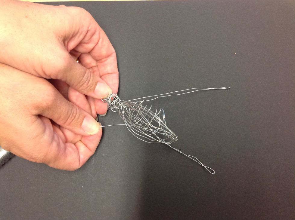 G\u00f6r likadant p\u00e5 andra sidan. F\u00e4st runt kroppen.