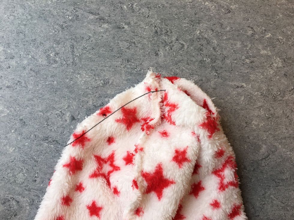 G\u00f6r likadant p\u00e5 andra sidan men nu ska du bara sy strax \u00f6ver halva str\u00e4ckan och l\u00e4mna ett litet h\u00e5l som du sedan ska v\u00e4nda m\u00f6ssan genom.