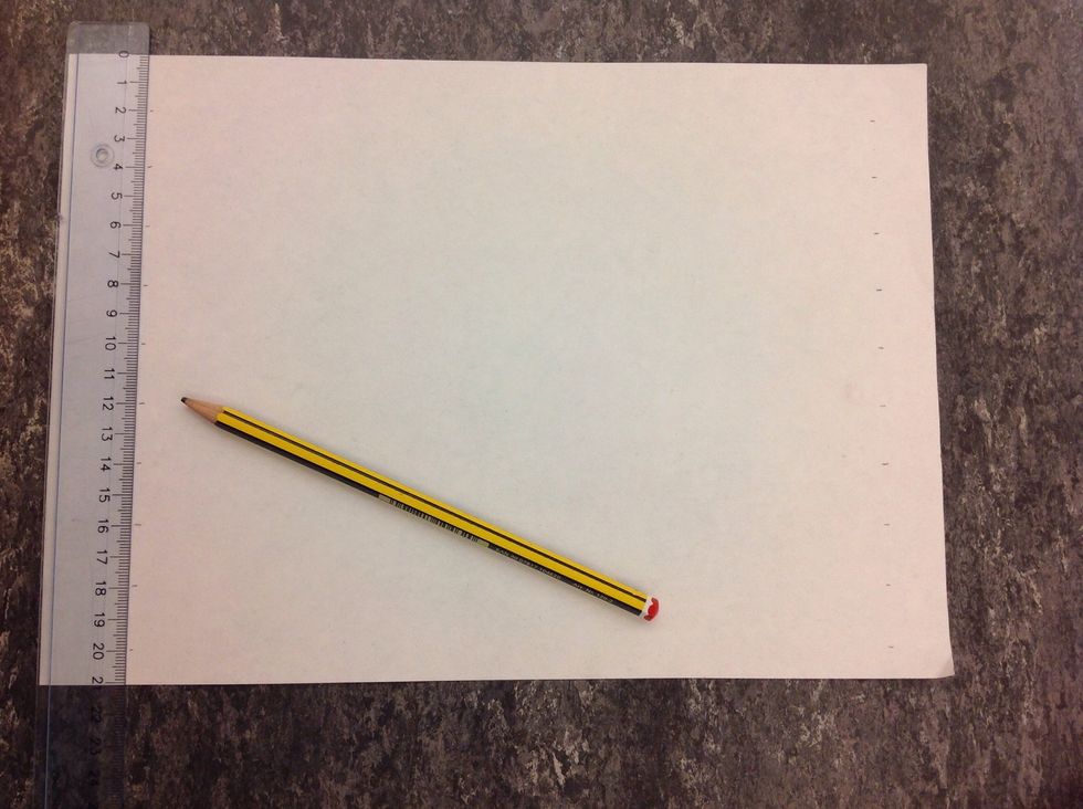G\u00f6r markeringar p\u00e5 varje sida av pappret. Make the marks at bott sides of the paper.