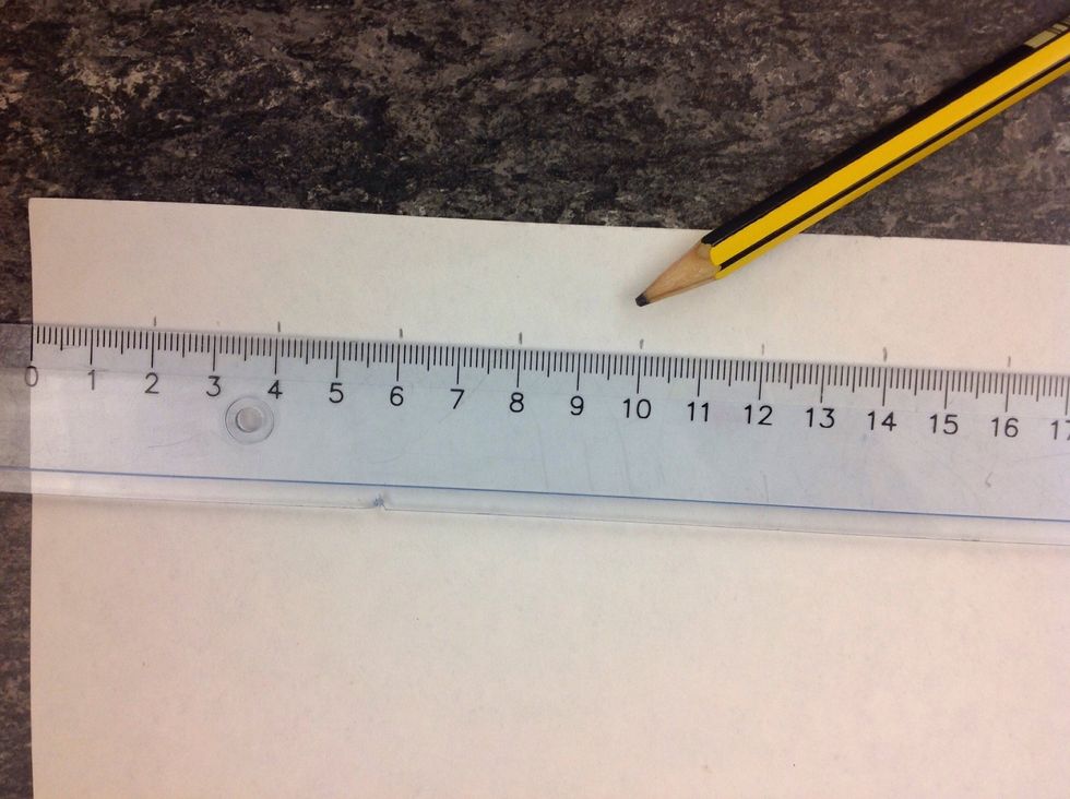 G\u00f6r markeringar varje 2 cm, f\u00f6r en h\u00e4ftigare bild, g\u00f6r 1 cm! Make marks every 2 cm, for a cooler drawing, make 1 cm marks.