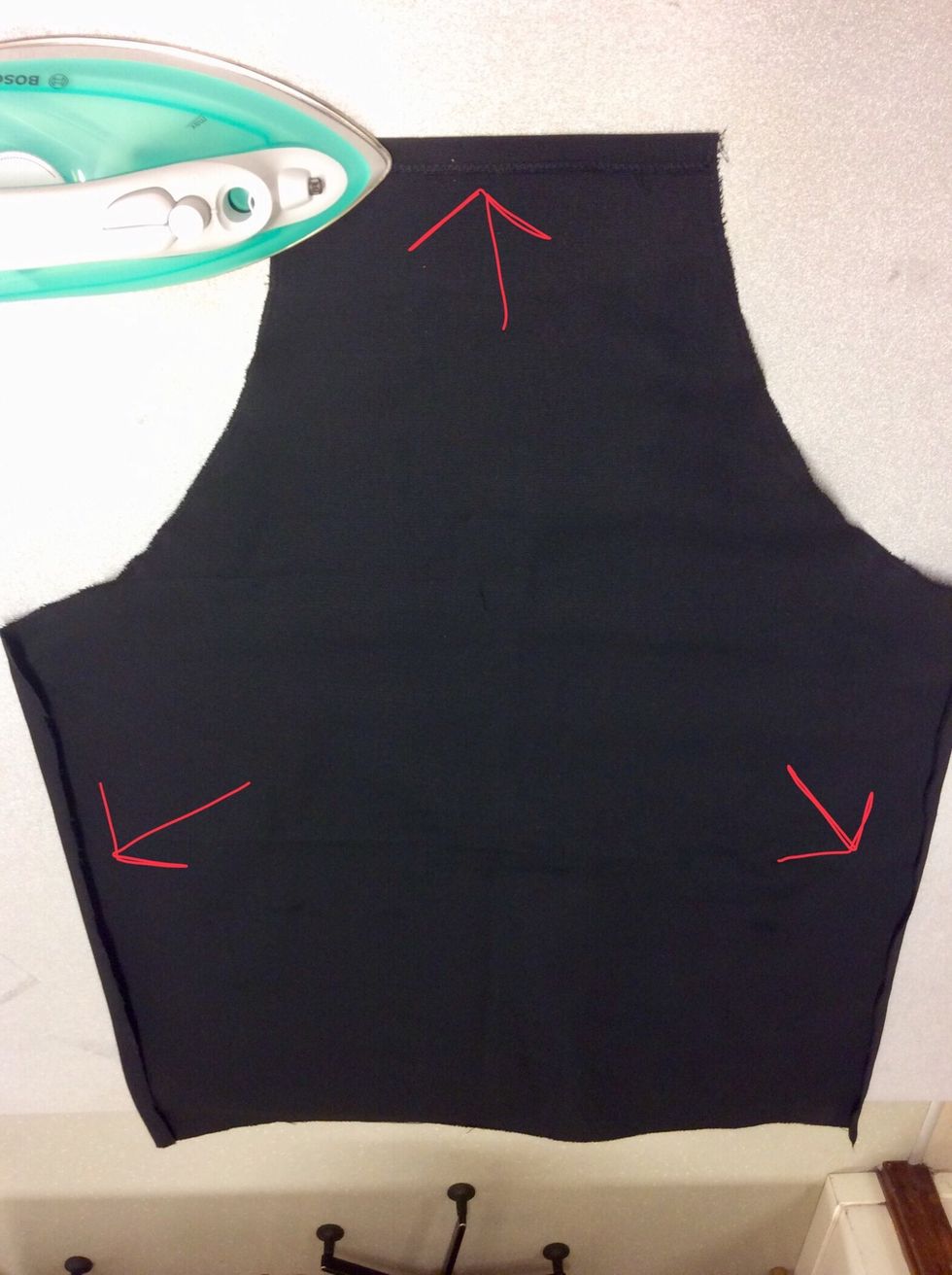 G\u00f6r p\u00e5 samma s\u00e4tt med de 2 andra sidorna p\u00e5 f\u00f6rkl\u00e4det.  Titta p\u00e5 bilden vilka sidor det \u00e4r. Pressa in 1cm mot baksidan med strykj\u00e4rnet.