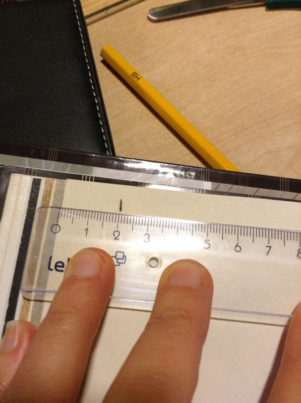 G\u00f6r remsor som \u00e4r 2 cm breda.