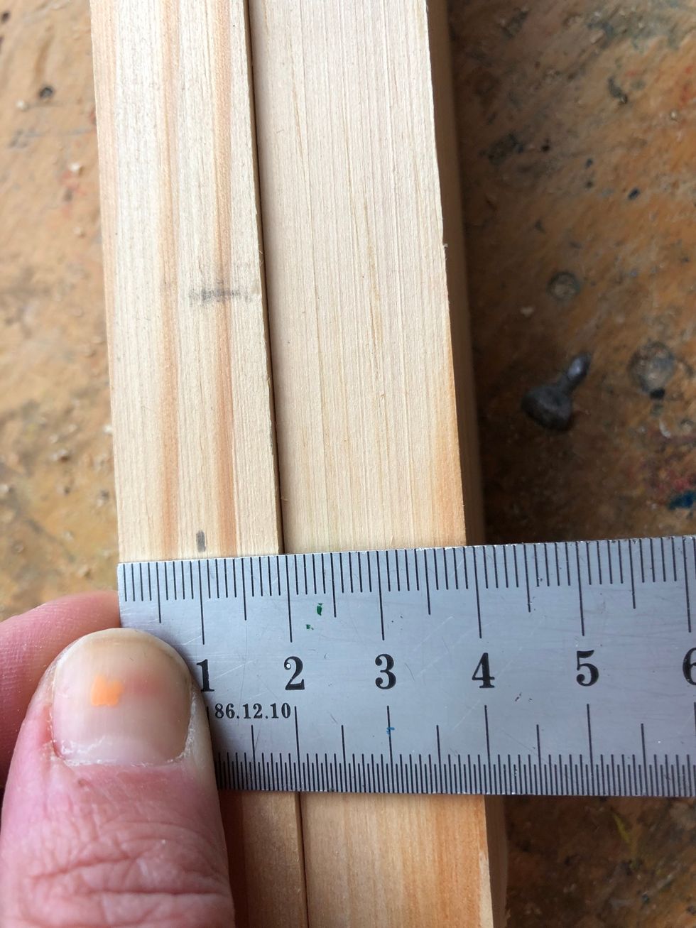 G\u00f6r tv\u00e5 markeringar vid 10 mm p\u00e5 b\u00e5da bitarna. // M\u00e4t ut mitten p\u00e5 br\u00e4dorna