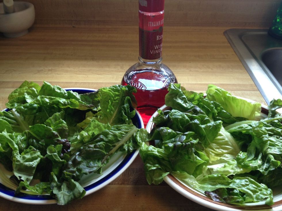 Garnish bowl or plate with lettuce and lightly sprinkle with red wine vinegar