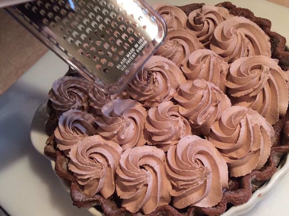 Garnish the top of the pie with .... more chocolate! Grate a chocolate bar, using a micro plane over the top of the pie. Watch your fingers!