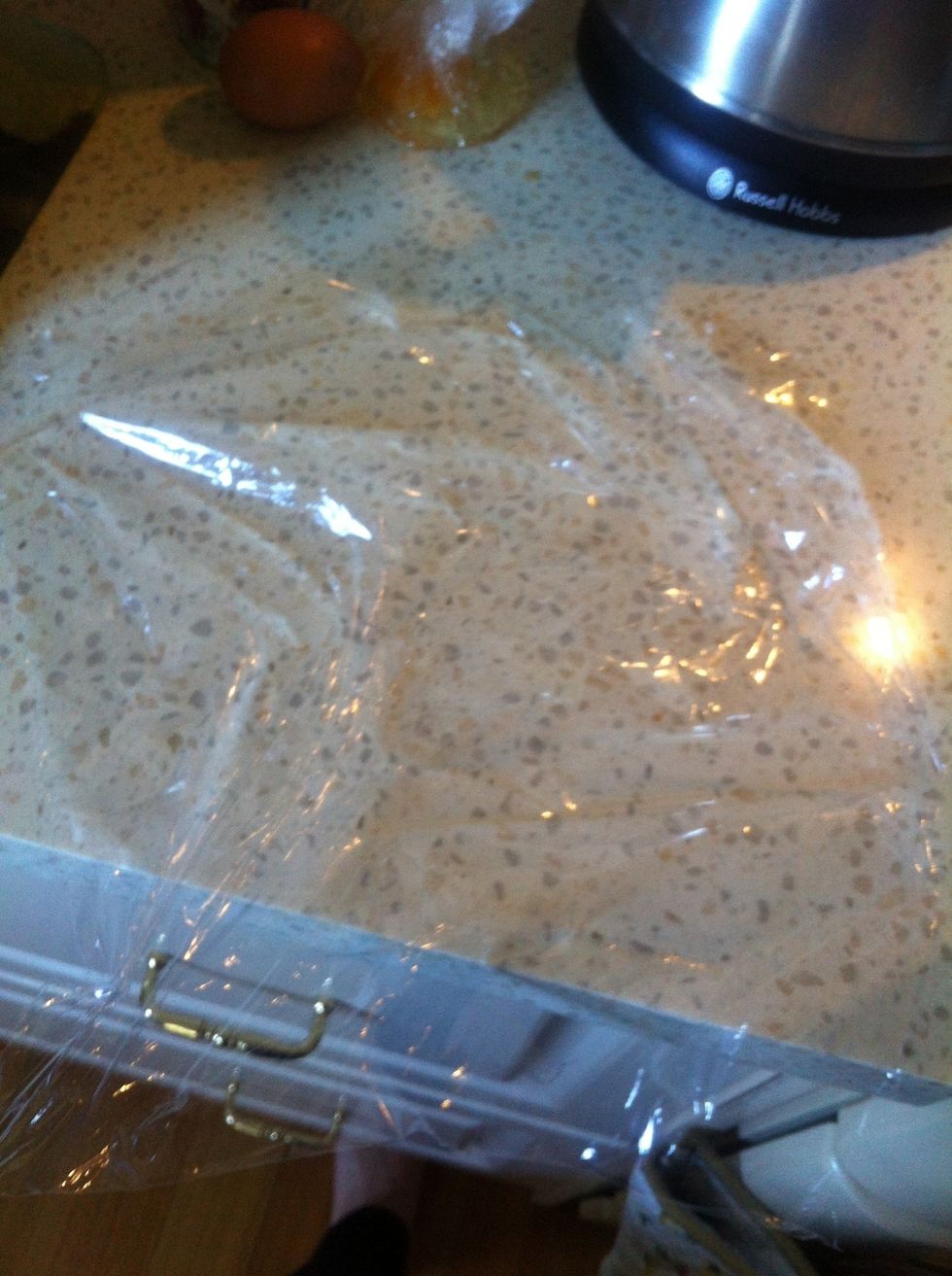 Gather a piece of cling wrap around 30 x 30 cm ( depending on the size of the egg )