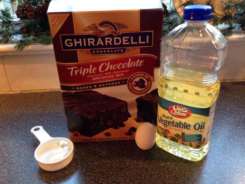 Gather all ingredients. ( 1 pouch mix, 1/3 cup water, 1/3 cup vegetable oil, and 1 egg
