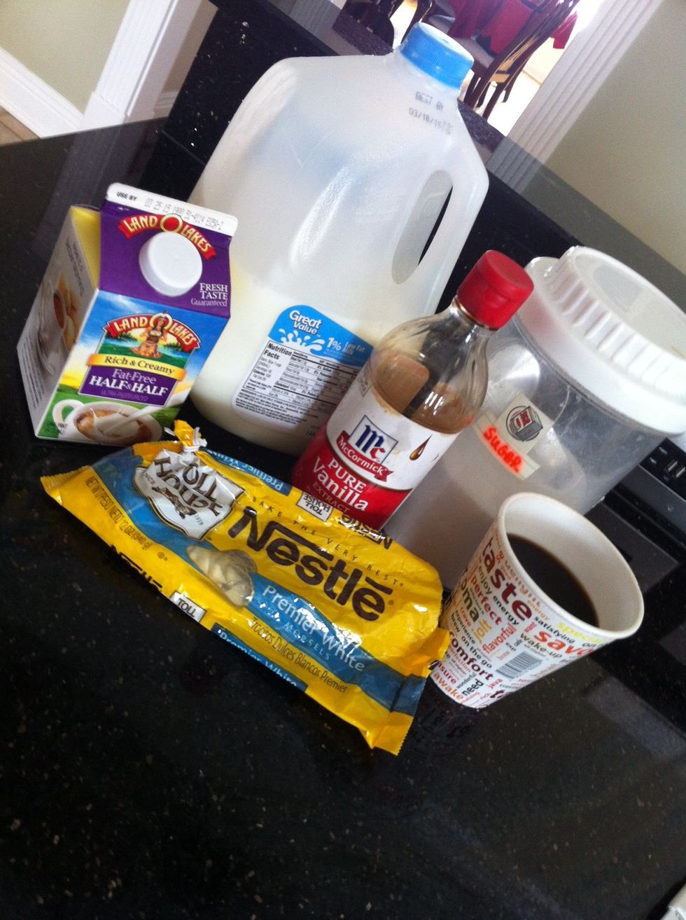 Gather all ingredients (minus the ice for now) they look like a little family! Aww!\u263a\ufe0f