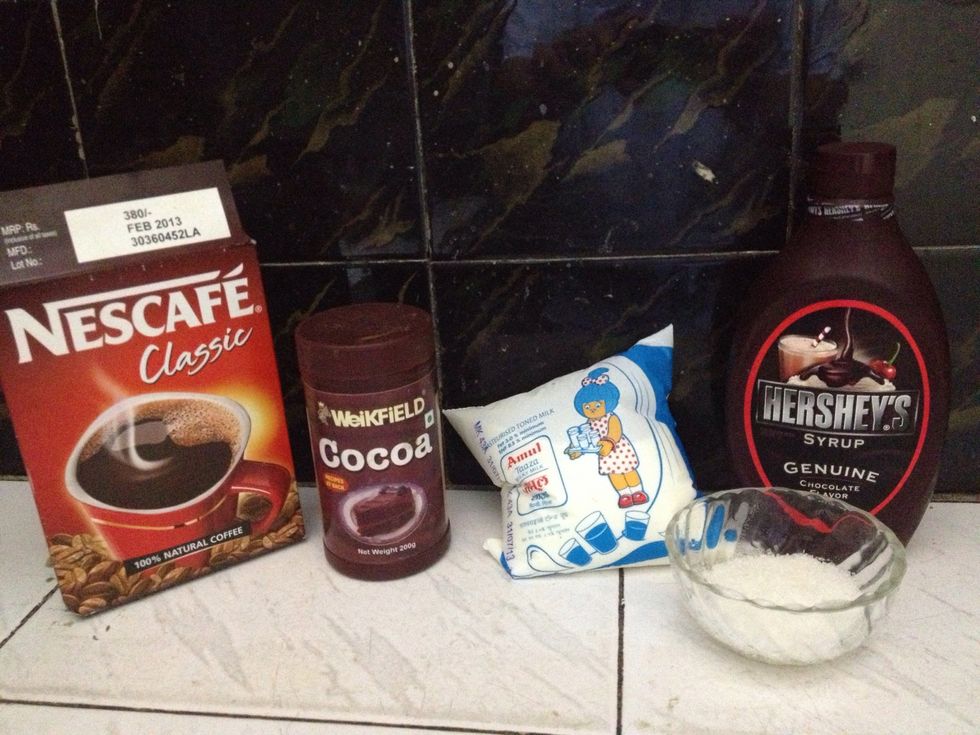 Gather all the supplies. If you want the taste to be more ice cream like and dairy free then you can use vanilla flavoured soya milk also.
