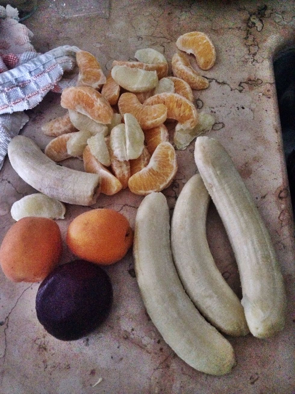 Gather ingredients. Cut one banana in thin slices (we'll use them as a garnish between layers) and leave in the freezer.