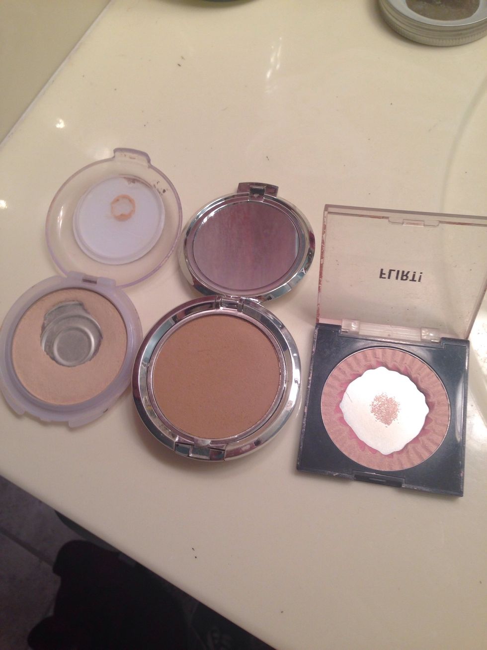 Gather make up compacts you wish to use.