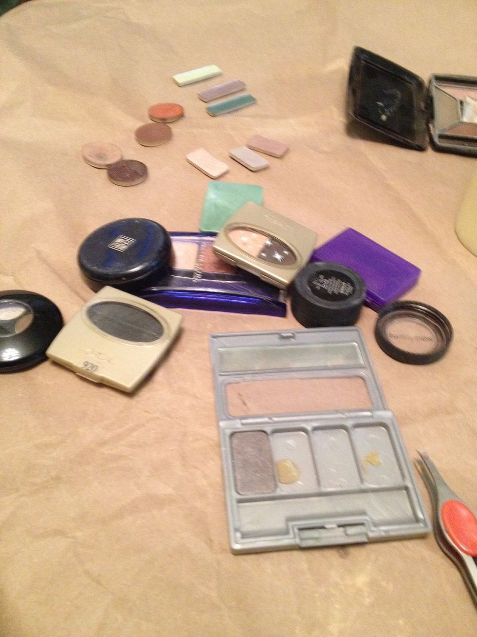 Gather old eyeshadows and see which ones you can pry out of their cases with minimal effort.