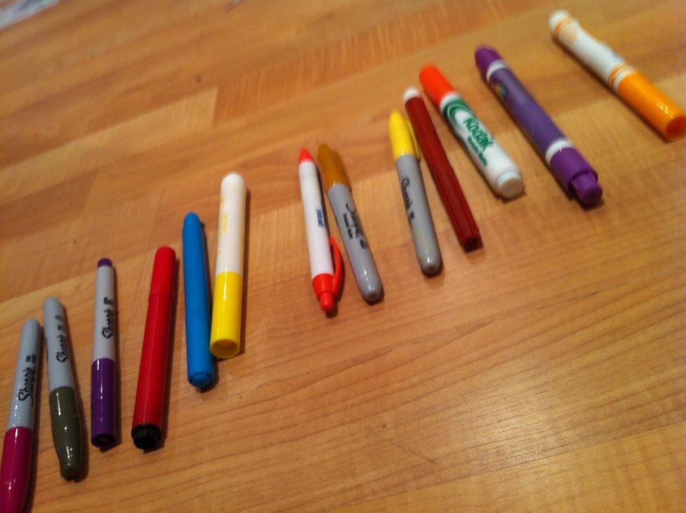 Gather some thick markers or pens (u won't need all these, but these are just some examples of what u can use)