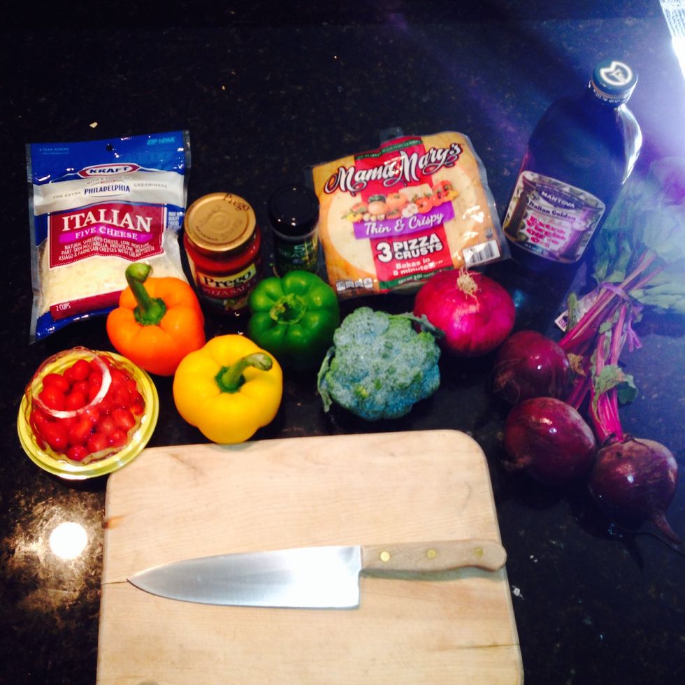 Gather supplies. You'll need about 6 different vegetables all the colors of the rainbow. Explore the produce section and pick your favorites, and use what you have.