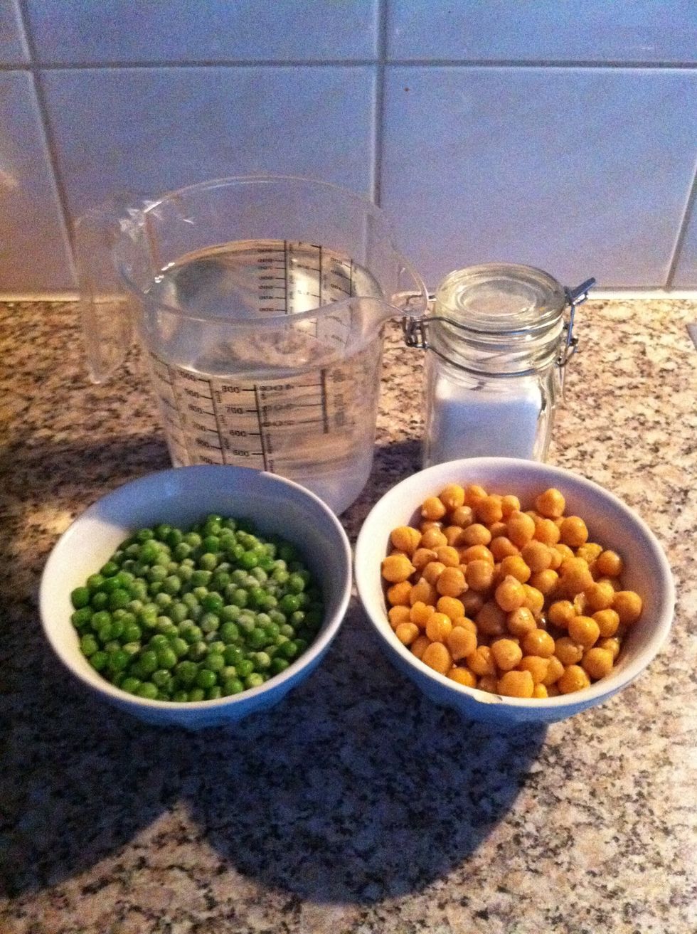 Gather the ingredients for the next step: 150 gr chicken peas, 150 gr frozen green peas, 1/2 ts salt and about 500 ml of boiled water.