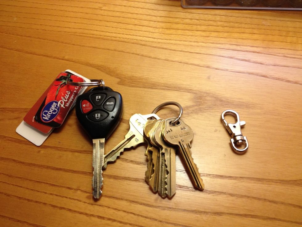 Gather the keyrings with keys you'll like to have with you most part of the day and a 35mm (1.5in) swivel clasp.
