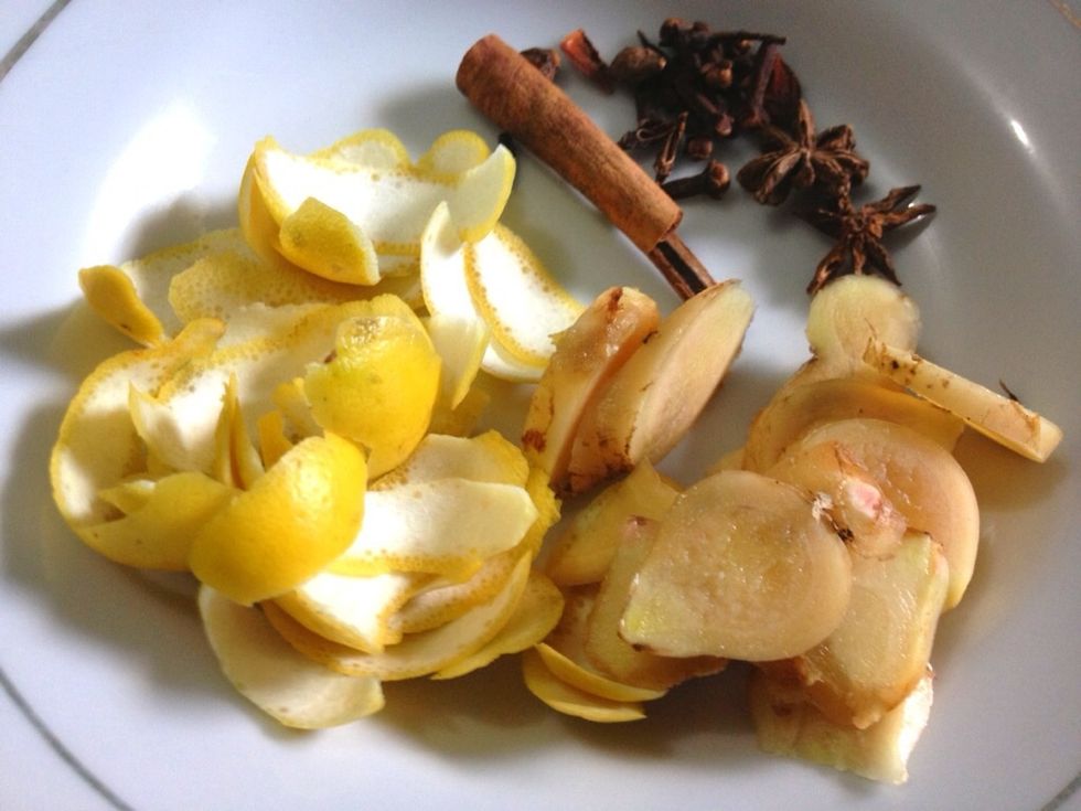 Gather ur ingredients. Lemon peel from 1 lemon, 2 cm fresh ginger (not necessary peeled) - finely sliced, 3-5 whole cloves, 2-3 start anise, 3-4 cm cinnamon stick