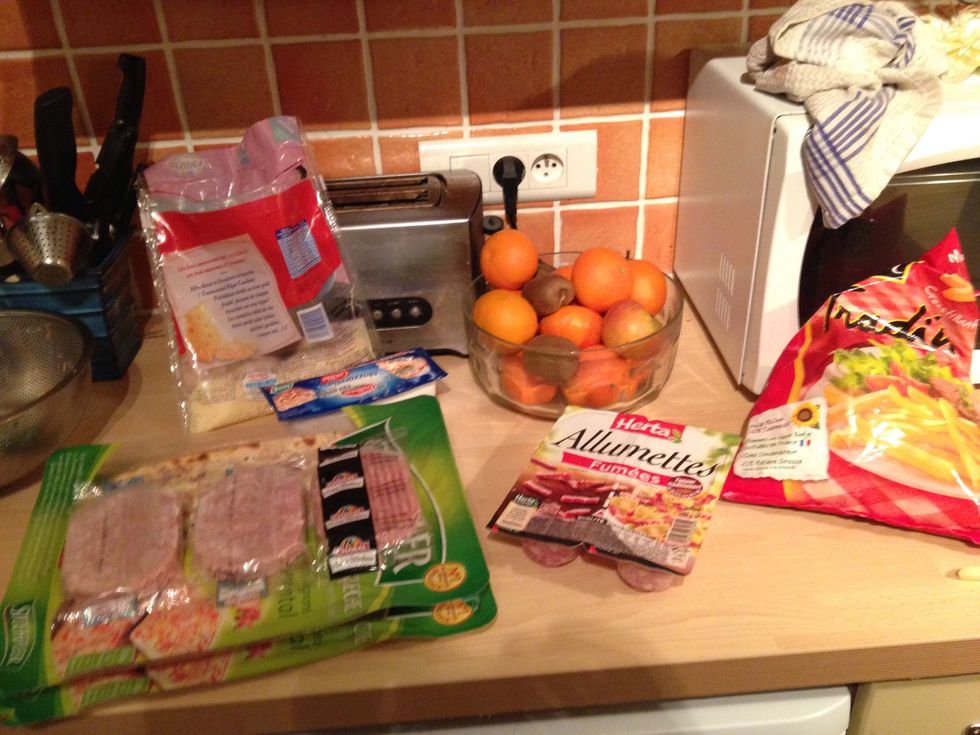 Gather your ingredients (don't mind the fruits :p) We thought about adding bacon, but we forgot in fact... ^^